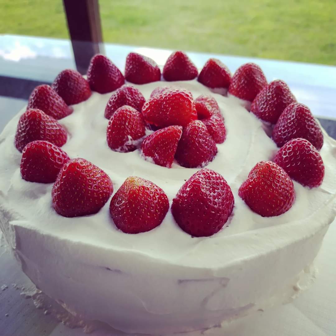 tiinavainio's tweet photo. Aihetta pieneen juhlaan ja sen kunniaksi kakkua 🍓🍰

Nappula sai kutsun alueen C-tyttöjen 🏐 -valintaleirille ja äiti valittiin edustamaan Suomea 🇫🇮 senioreiden joukkue-EM kisoihin ⛳ 🤩💪

https://t.co/CiFqSnpqNU

#tavoitteettodeksi #lentopallo #golffi #kiitollinen https://t.co/GuHKSiDXMY