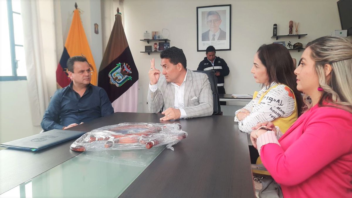 EstebanBernalB's tweet photo. #SantaElena | Iniciamos la jornada con una reunión de trabajo con @Jose_Alava_J, gobernador de la provincia, para revisar los programas y proyectos sociales en beneficio de los ciudadanos. Ponemos especial énfasis en la prevención y reducción de la desnutrición crónica infantil. Así mismo, en los próximos meses inauguraremos el nuevo Centro de Desarrollo Infantil emblemático.
¡#NuestroTrabajoContinúa por una #InfanciaConFuturo! 👧🇪🇨👦