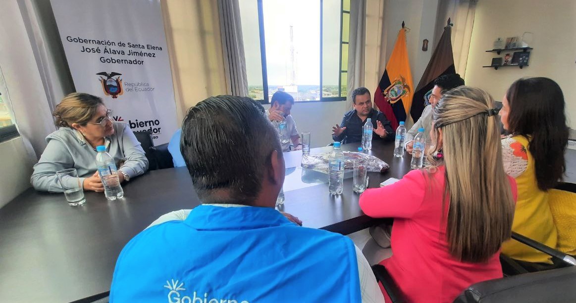 #SantaElena | Iniciamos la jornada con una reunión de trabajo con @Jose_Alava_J, gobernador de la provincia, para revisar los programas y proyectos sociales en beneficio de los ciudadanos. Ponemos especial énfasis en la prevención y reducción de la desnutrición crónica infantil.…