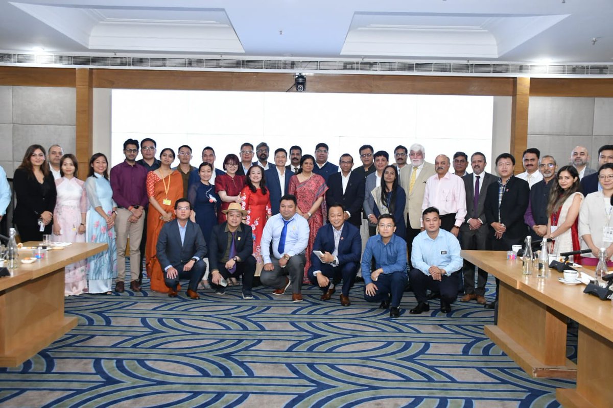 🇮🇳🇻🇳 Consul General Shri Madan Mohan Sethi delivered closing remarks on day2 of the Vietnamese delegation's visit &amp; urged the delegation to explore investment prospects in India and inviting Indian entrepreneurs to explore trade and investment opportunities in Vietnam. 
<a href="/AmbHanoi/">India in Vietnam</a>