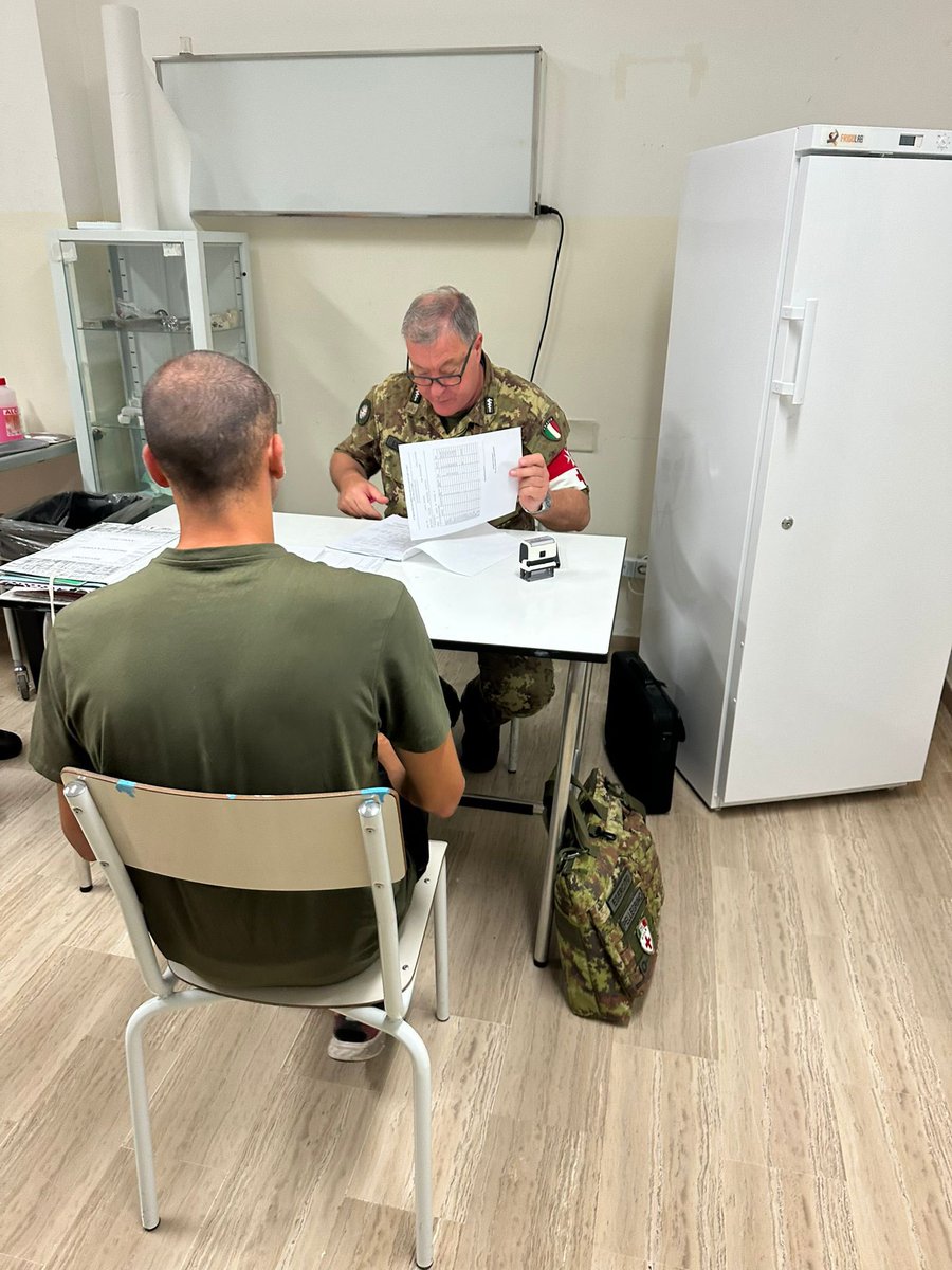 corpomilitare's tweet photo. Supporto sanitario del personale medico @corpomilitare a favore dell'infermeria del 17° Reggimento Addestramento Volontari "Aqui"di Capua. Impiegati per  visite mediche e vaccinazioni delle reclute appartenenti ai Volontari in Ferma Iniziale e in Ferma Prefissata a un anno. https://t.co/w9p1GHmnBK