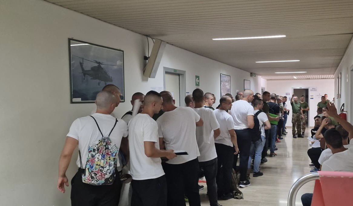 corpomilitare's tweet photo. Supporto sanitario del personale medico @corpomilitare a favore dell'infermeria del 17° Reggimento Addestramento Volontari "Aqui"di Capua. Impiegati per  visite mediche e vaccinazioni delle reclute appartenenti ai Volontari in Ferma Iniziale e in Ferma Prefissata a un anno. https://t.co/w9p1GHmnBK