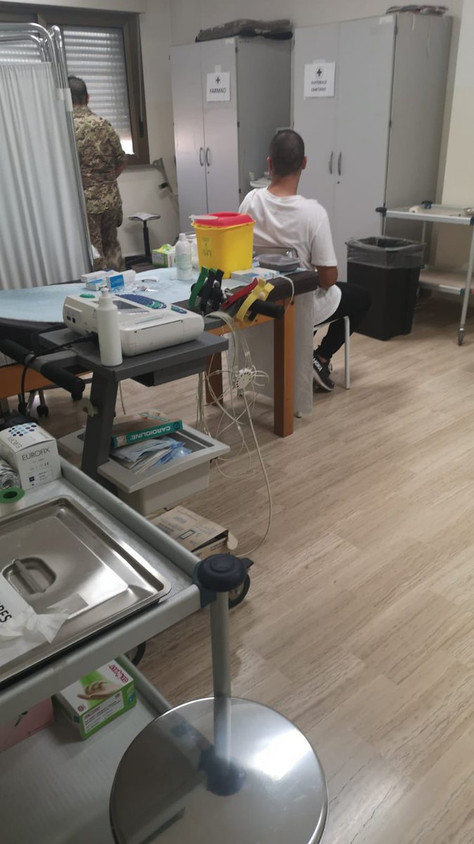 corpomilitare's tweet photo. Supporto sanitario del personale medico @corpomilitare a favore dell'infermeria del 17° Reggimento Addestramento Volontari "Aqui"di Capua. Impiegati per  visite mediche e vaccinazioni delle reclute appartenenti ai Volontari in Ferma Iniziale e in Ferma Prefissata a un anno. https://t.co/w9p1GHmnBK
