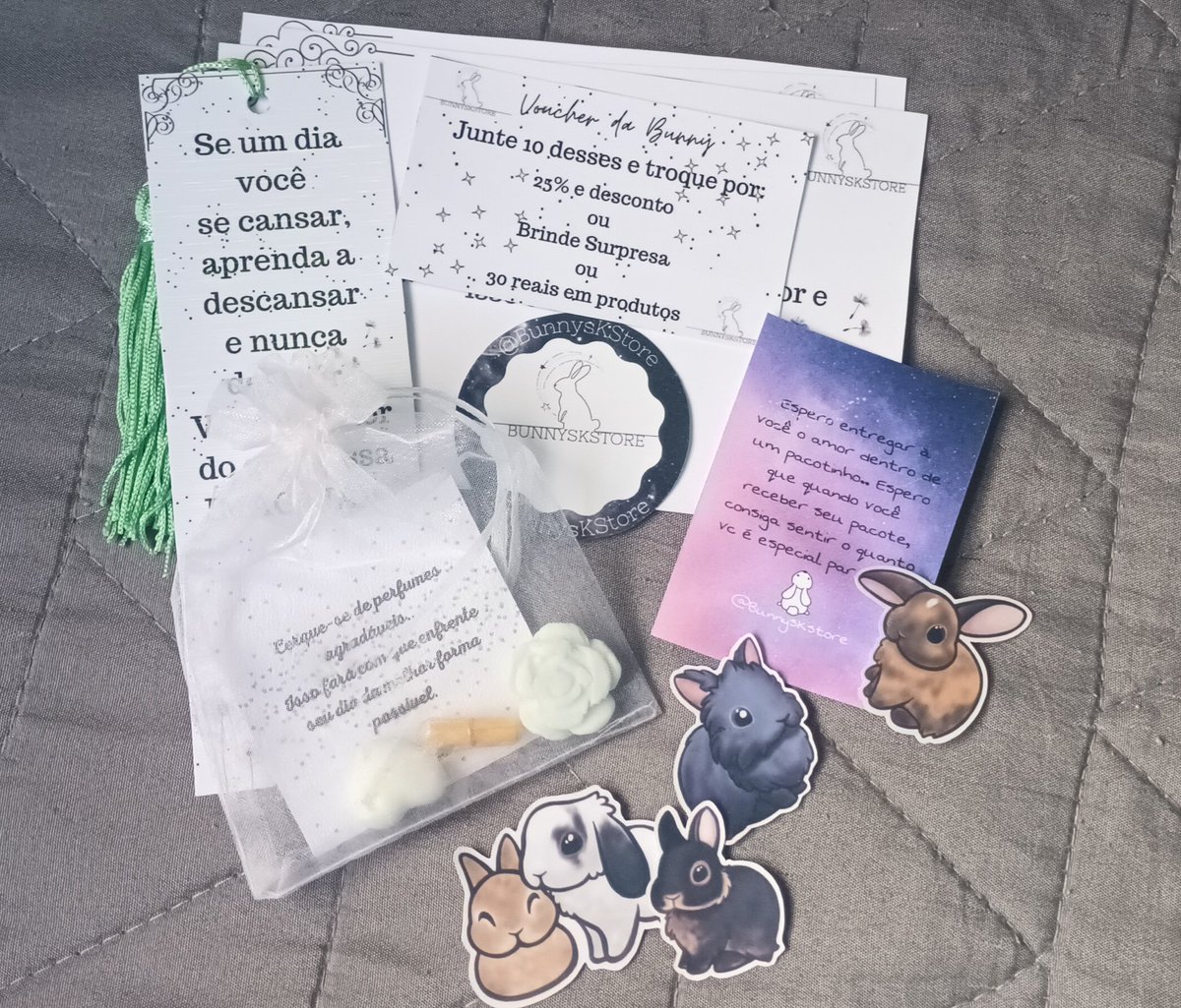 amzgcollector's tweet photo. feedback super positivo p/@BunnysKStore que me vendeu esses jikook season's 💕
o processo de compra foi super tranquilo e chegou tudo muito bem embalado! fora esses mimos lindinhos (olha esse tanto de yoongi mds) 🥺🤏 sério tô encantada pelo carinho e dedicação da embalagem https://t.co/eHXkc4VEoQ
