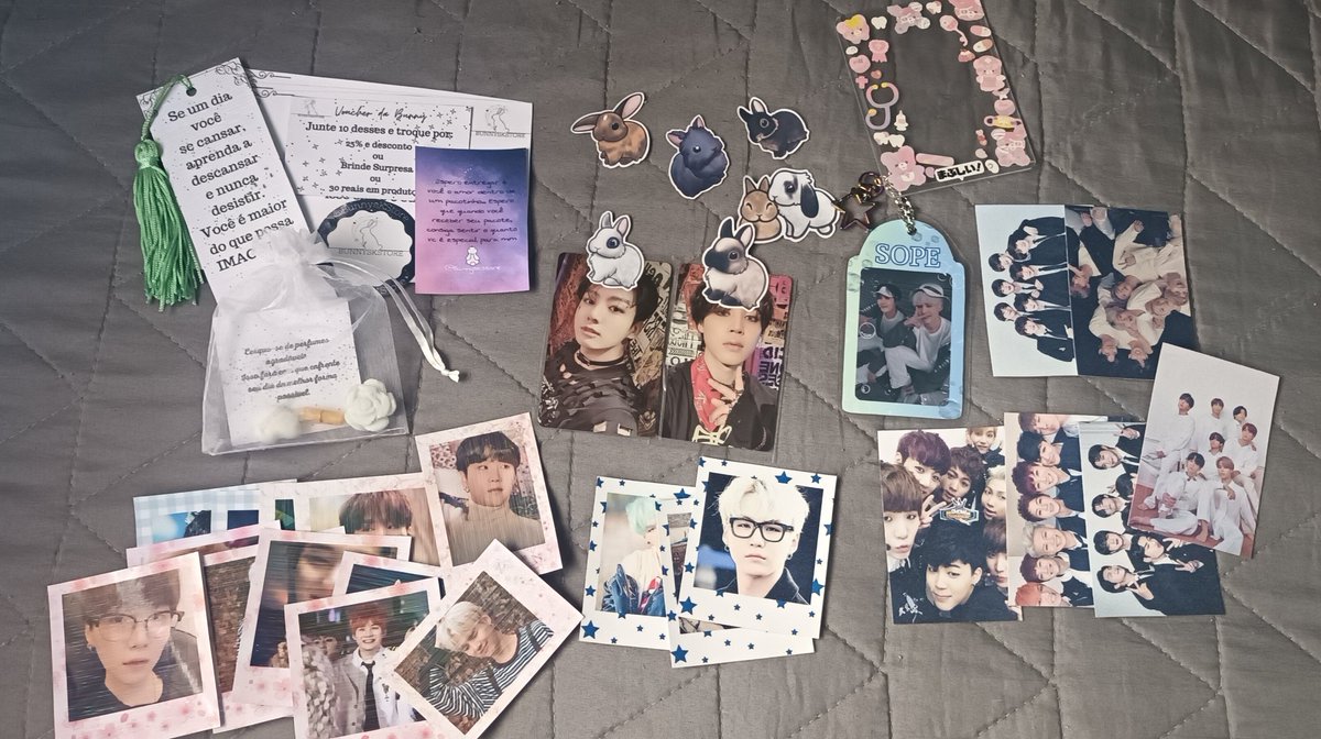 amzgcollector's tweet photo. feedback super positivo p/@BunnysKStore que me vendeu esses jikook season's 💕
o processo de compra foi super tranquilo e chegou tudo muito bem embalado! fora esses mimos lindinhos (olha esse tanto de yoongi mds) 🥺🤏 sério tô encantada pelo carinho e dedicação da embalagem https://t.co/eHXkc4VEoQ