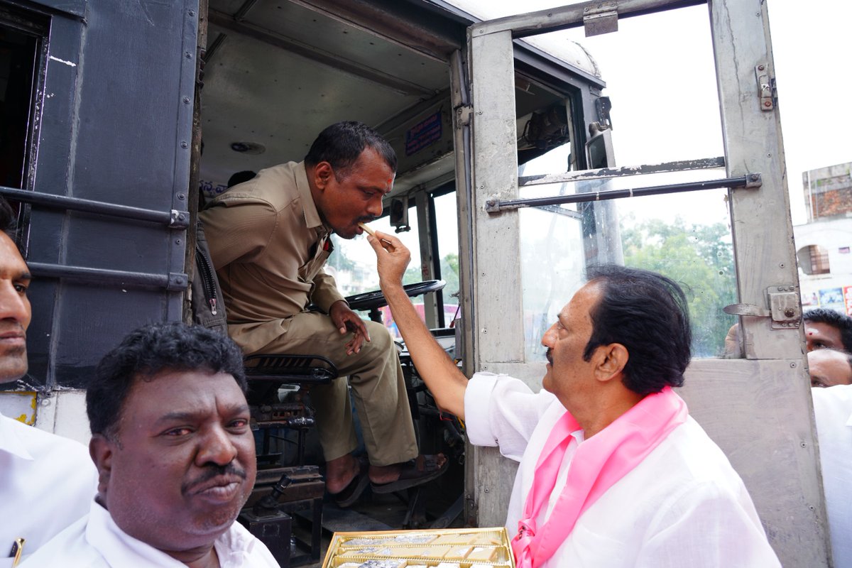 MGNMLA's tweet photo. తెలంగాణ రాష్ట్ర ముఖ్యమంత్రివర్యులు శ్రీ కేసీఆర్ గారు ఆర్టీసి ఉద్యోగులను ప్రభుత్వ ఉద్యోగులుగా గుర��తిస్తూ మరియు 69,100 కోట్లతో హైదరాబాద్ నగరం చుట్టూ మెట్రోర���ల్ విస్తరణకు నిర్ణయం తీసుకునందుకు జూబ్లీహిల్స్ నియోజకవర్గంలో కేసీఆర్ గారి చిత్రపటానికి పాలాభిషేకం చేసి స్వీట్లుపంచడంజరిగింది https://t.co/vQIbSqGmX6