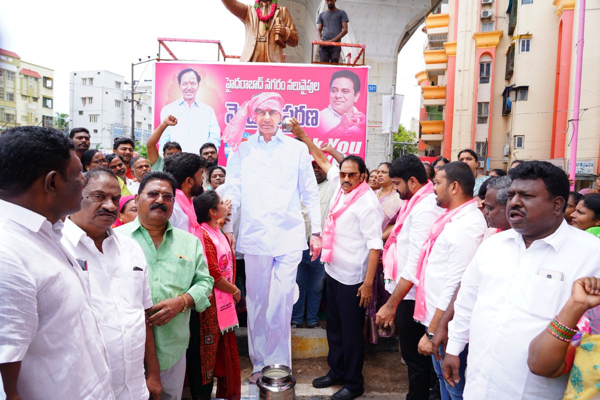 MGNMLA's tweet photo. తెలంగాణ రాష్ట్ర ముఖ్యమంత్రివర్యులు శ్రీ కేసీఆర్ గారు ఆర్టీసి ఉద్యోగులను ప్రభుత్వ ఉద్యోగులుగా గుర��తిస్తూ మరియు 69,100 కోట్లతో హైదరాబాద్ నగరం చుట్టూ మెట్రోర���ల్ విస్తరణకు నిర్ణయం తీసుకునందుకు జూబ్లీహిల్స్ నియోజకవర్గంలో కేసీఆర్ గారి చిత్రపటానికి పాలాభిషేకం చేసి స్వీట్లుపంచడంజరిగింది https://t.co/vQIbSqGmX6