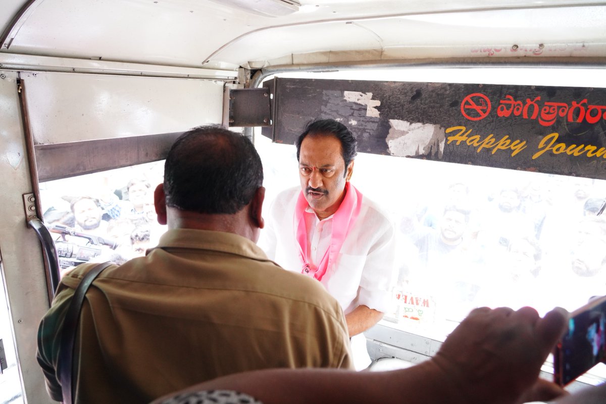 MGNMLA's tweet photo. తెలంగాణ రాష్ట్ర ముఖ్యమంత్రివర్యులు శ్రీ కేసీఆర్ గారు ఆర్టీసి ఉద్యోగులను ప్రభుత్వ ఉద్యోగులుగా గుర��తిస్తూ మరియు 69,100 కోట్లతో హైదరాబాద్ నగరం చుట్టూ మెట్రోర���ల్ విస్తరణకు నిర్ణయం తీసుకునందుకు జూబ్లీహిల్స్ నియోజకవర్గంలో కేసీఆర్ గారి చిత్రపటానికి పాలాభిషేకం చేసి స్వీట్లుపంచడంజరిగింది https://t.co/vQIbSqGmX6