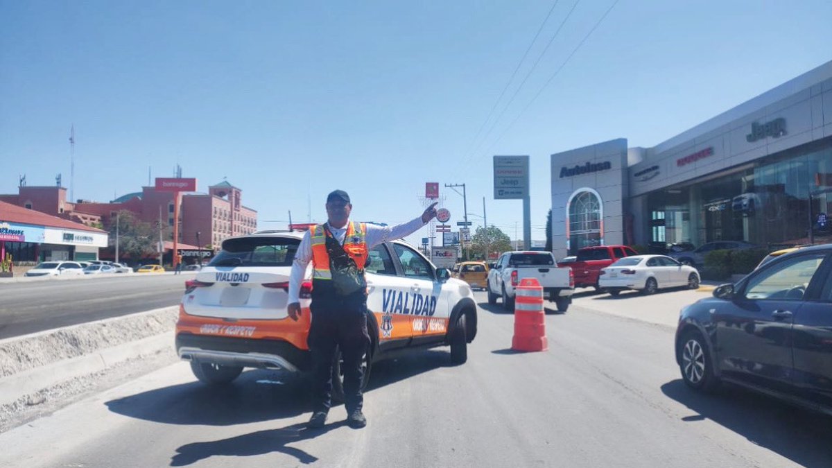 transitotorreon's tweet photo. #TómeloEnCuenta ⚠️
https://t.co/gblQuepx7n
Agentes viales abanderan reducción de carril de circulación en Blvd. Independencia de Mazatlán a Zacatecas, de pte a ote, por trabajos de recarpeteo. Atienda indicación vial en sitio.
#VialidadTorreón #SeguridadVial #TorreónSiemprePuede https://t.co/ybZxJuirAh