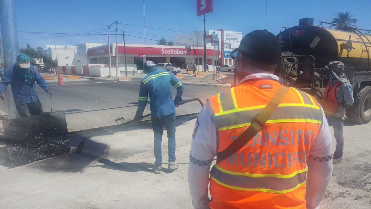 transitotorreon's tweet photo. #TómeloEnCuenta ⚠️
https://t.co/gblQuepx7n
Agentes viales abanderan reducción de carril de circulación en Blvd. Independencia de Mazatlán a Zacatecas, de pte a ote, por trabajos de recarpeteo. Atienda indicación vial en sitio.
#VialidadTorreón #SeguridadVial #TorreónSiemprePuede https://t.co/ybZxJuirAh
