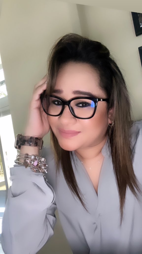 Bessie5188's tweet photo. ASÍ SOY YO 
Me he visto feliz, en pedazos, a veces sin ganas de nada y otras veces queriéndome comer el mundo entero de un solo mordisco. No soy una persona perfecta y estoy muy lejos de serlo, pero siempre soy yo, alguien SIN FILTROS NI APARIENCIA! 🌟✨💫 https://t.co/SpIjZby2cI