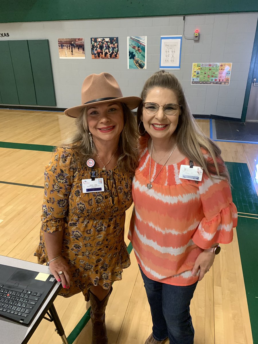 What an awesome morning with Cullen Place teachers❤️Loving the Boho Country 🐴We had a blast kicking off your first day. Shout out to Steve, Victoria, Amy, &John you guys rock! Thank you Cullen staff😀@CullenPlaceES @VTijerinaCCISD @AmyL5555 @CCISDIT @CCISD