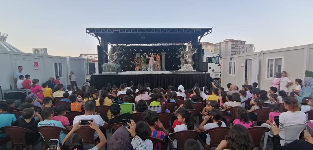 Yaz tatilinde depremzede çocuklar için il il dolaşan "Kamyon Tiyatro", Malatya Konteyner Kentteki etkinliğine devam ediyor.

Van Devlet Tiyatrosunun "Lyrobotonlu Kaplumbağa Silva" oyununu sanatseverlerle buluşturan Devlet Tiyatroları, yarın da Malatya'daki programına devam edecek