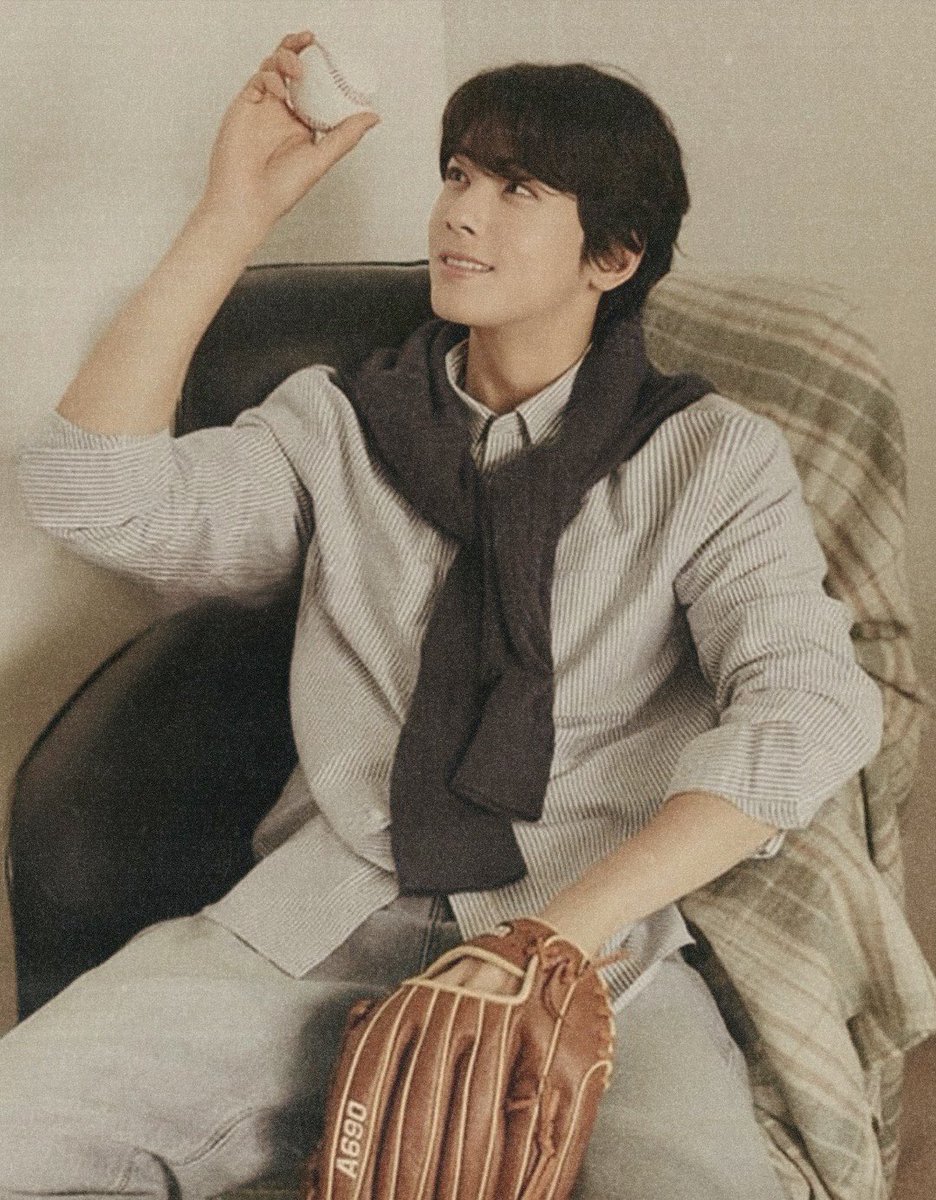 rosy_chastar's tweet photo. I am beyond excited for our Cha Eunwoo’s new #giordano photos with his gorgeous long hair.. 🫠🥹🧸🫶🏻

#차은우 #CHAEUNWOO https://t.co/sDE8iMFjEr