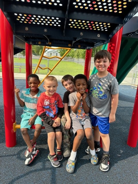 Fun with friends during summer launch <a href="/RHLeeESAACPS/">RHLeeESAACPS</a> #AASCPSAwesome <a href="/TitleIAACPS/">Title I AACPS</a>