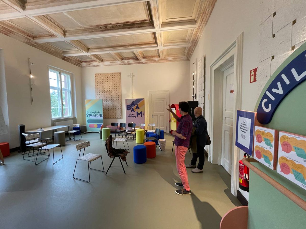 Schön war es heute mit <a href="/hfmnn_dmnk/">Dominik Hofmann</a> im @heimathafenWI. 

Ich habs nicht früher geschafft, das Werk von Dominik &amp; Team vorher zu besuchen, aber umso habe ich heute den gesamten Tag sehr genossen.

Wer in #Wiesabden den #Heimathafen noch nicht besucht hat, sollte es alsbald tun ;-)