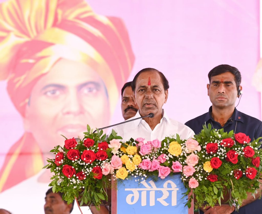 ManikAshroba's tweet photo. भारत राष्ट्र समिती अध्यक्ष व तेलंगणा  मुख्यमंत्री मा.श्री. के चंद्रशेखर राव साहेब यांनी समाजसुधारक, साहित्यरत्न , लोकशाहीर अण्णाभाऊ साठे यांच्या जयंती निमित्त अण्णाभाऊ साठे यांची जन्मभूमी असलेल्या वाटेगाव येथे अभिवादन केले, प्रसंगी वाटेगाव येथे जाहीर सभेला साहेबांनी उपस्थित जनसमुदायाला संबोधित केले व अण्णाभाऊ साठे यांचे समाजासाठी मोठे योगदान पाहता संपूर्ण भारतामध्ये  विविध भाषेमध्ये अण्णाभाऊंचे साहित्य प्रकाशित करायला हवं व त्यांना भारतरत्न पुरस्कार मिळावा म्हणून स्वतः मा. पंतप्रधान यांच्या सोबत पाठ पुरावा करेल असे सांगितले. यावेळी अण्णाभाऊ साठे यांच्या सून सावित्रीमाई साठे या कार्यक्रमाच्या अध्यक्षस्थानी होत्या सोबत अण्णा भाऊ यांचे नातू श्री. सचिन साठे, शेतकरी संघटनेचे नेते श्री. रघुनाथ पाटील, श्री. योगेश साठे व प्रमुख बीआरएस नेत्यांसह असंख्य कार्यकर्ते उपस्थित होते 

#अण्णाभाऊ_साठे #AnnaBhauSathe #अण्णाभाऊ_साठे_जयंती 
#बीआरएस #भारत_राष्ट्र_समिती #भारत_राष्ट्र_किसान_समिती #केसीआर #KCR #माणिकराव_कदम #BRS #BRSParty #BRSMaharashtra #KCR #BRKS #ManikKadam 

@BRSparty @BRSParty_News