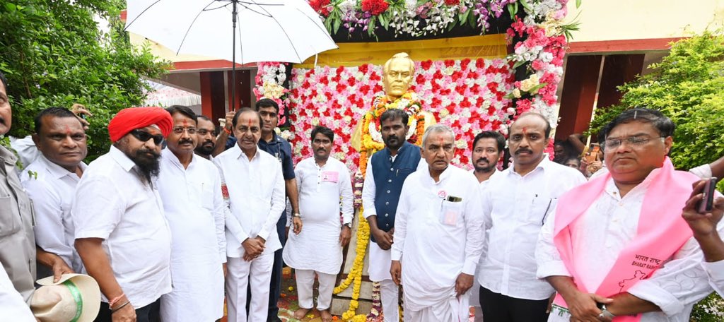 ManikAshroba's tweet photo. भारत राष्ट्र समिती अध्यक्ष व तेलंगणा  मुख्यमंत्री मा.श्री. के चंद्रशेखर राव साहेब यांनी समाजसुधारक, साहित्यरत्न , लोकशाहीर अण्णाभाऊ साठे यांच्या जयंती निमित्त अण्णाभाऊ साठे यांची जन्मभूमी असलेल्या वाटेगाव येथे अभिवादन केले, प्रसंगी वाटेगाव येथे जाहीर सभेला साहेबांनी उपस्थित जनसमुदायाला संबोधित केले व अण्णाभाऊ साठे यांचे समाजासाठी मोठे योगदान पाहता संपूर्ण भारतामध्ये  विविध भाषेमध्ये अण्णाभाऊंचे साहित्य प्रकाशित करायला हवं व त्यांना भारतरत्न पुरस्कार मिळावा म्हणून स्वतः मा. पंतप्रधान यांच्या सोबत पाठ पुरावा करेल असे सांगितले. यावेळी अण्णाभाऊ साठे यांच्या सून सावित्रीमाई साठे या कार्यक्रमाच्या अध्यक्षस्थानी होत्या सोबत अण्णा भाऊ यांचे नातू श्री. सचिन साठे, शेतकरी संघटनेचे नेते श्री. रघुनाथ पाटील, श्री. योगेश साठे व प्रमुख बीआरएस नेत्यांसह असंख्य कार्यकर्ते उपस्थित होते 

#अण्णाभाऊ_साठे #AnnaBhauSathe #अण्णाभाऊ_साठे_जयंती 
#बीआरएस #भारत_राष्ट्र_समिती #भारत_राष्ट्र_किसान_समिती #केसीआर #KCR #माणिकराव_कदम #BRS #BRSParty #BRSMaharashtra #KCR #BRKS #ManikKadam 

@BRSparty @BRSParty_News