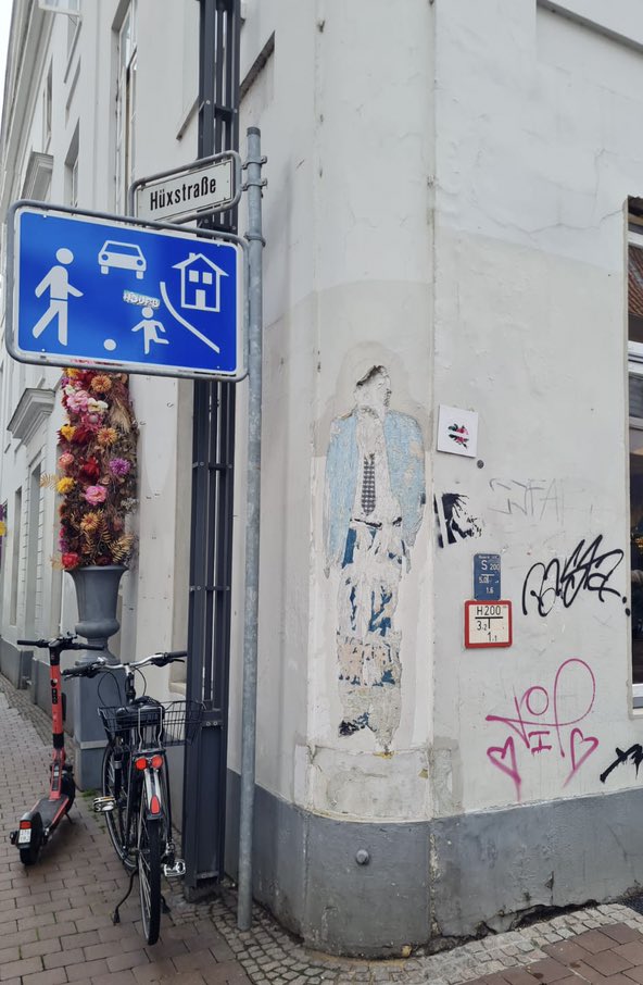 Fuchsbau_22's tweet photo. #StreetArt gibt viel zu wenig in #Lübeck. Überreste von „LoL-Look on Lübeck“ ein Street-Art Projekt der Fotografin Anja #Doehring. Da wurden Bilder vom spanischen Street-Art-Künstler Joan #Aguiló und seiner Partnerin Catalina Ines #Florit über #Lübecker Menschen geklebt. #HL0108 https://t.co/i7l4j7dgLj