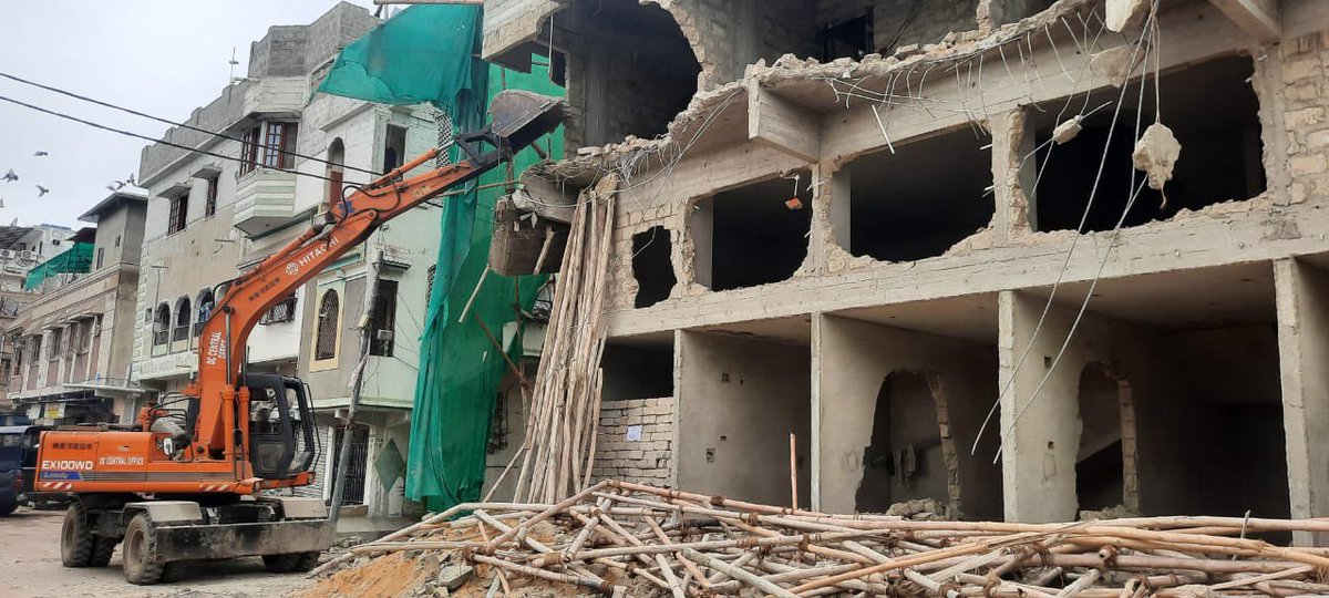 S_NehaShah's tweet photo. Demolished shops and 3rd floor built illegally on a residential plot in Block 15 Gulberg Town along with SBCA and Police.

#IllegalConstruction #AssisstnatCommissioner #Gulberg #SBCA #SindhPolice https://t.co/SfGPOqOL5P