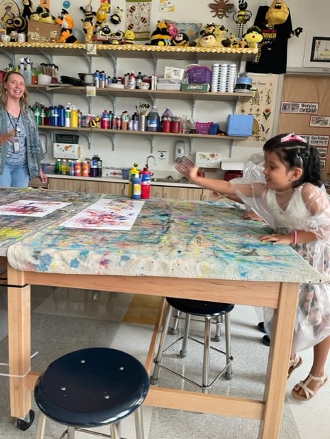 RHLeeESReading's tweet photo. Art fun during summer launch @RHLeeESAACPS @RHLeeESArt #AACPSAwesome https://t.co/22bcfPsCAp