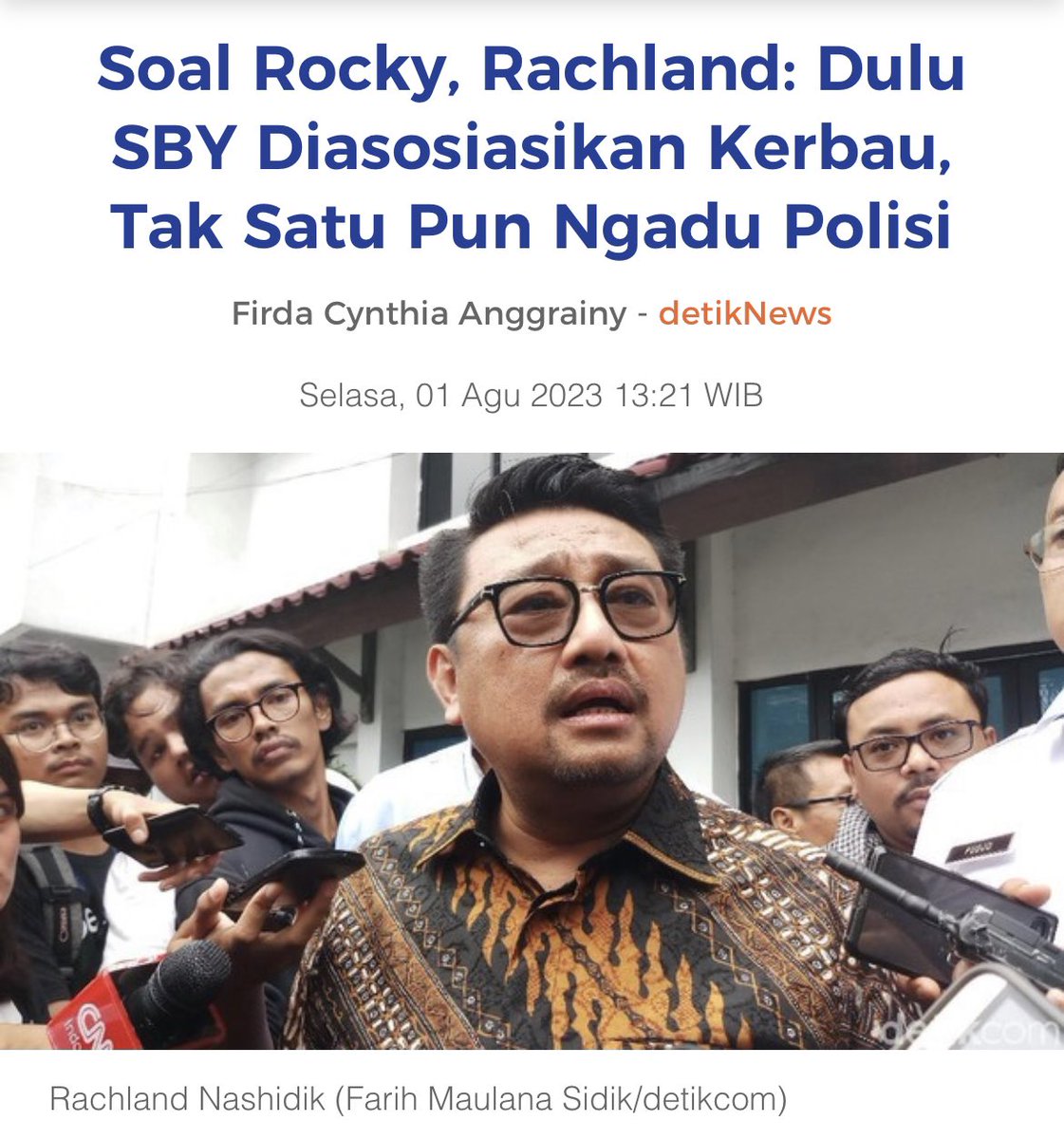 yusuf_dumdum's tweet photo. Kader dan elit @PDemokrat harusnya lebih banyak literasi sebelum ngoceh2 di media sosial. Kalau begini kan jadinya malu sendiri. 

Niat mau membela Rocky Gerung yg menghina Jokowi, eh malah jadinya membuka topeng masa lalu SBY. Seumur-umur pak Jokowi gak pernah melaporkan penghinanya ke polisi, tapi kalau SBY sudah sering.

Kalau pun Jokowi mau melaporkan penghinanya sendiri, pasti itu akan menghabiskan banyak waktu untuk membuat laporan polisi. Trus kapan kerjanya kalau cuma sibuk ngurus laporan polisi ? 

Jangan samakan SBY dg Jokowi. Masing2 punya kelebihan dan kekuarangan. Saya juga tak menyalahkan SBY saat melaporkan penghinanya ke kantor polisi, karena semua itu merupakan hak pribadi.

Jadi saran saya buat bung @rachlannashidik, mending tarik saja ucapannya. 🙏
