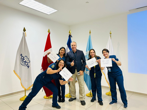 UNODC_ROPAN's tweet photo. #ElSalvador 🇸🇻 Reunión entre los Laboratorios de Sustancias Químicas y Controladas de Honduras y El Salvador con el fin de intercambiar información sobre procedimientos, uso de equipos y análisis de sustancias. 
▶️Programa #GlobalSMART de #UNODC.
🙏Gracias a @CanadaFP 🇨🇦. https://t.co/Ob2OHqkOu1