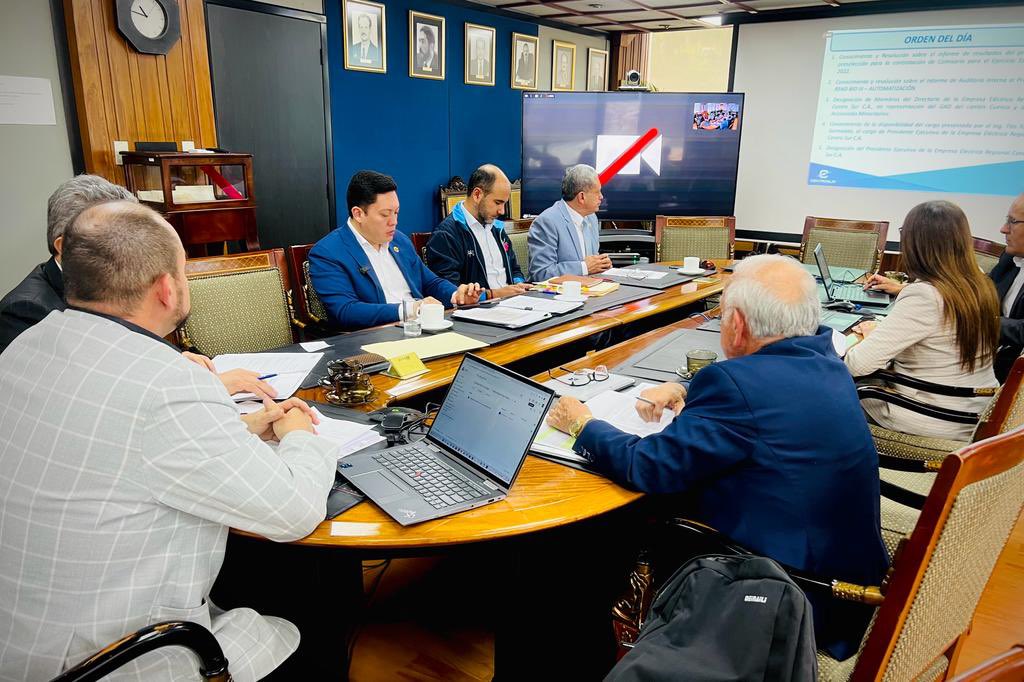 czamoramatute's tweet photo. 🚨 Abandonamos sesión en @centrosurec para la asignación del nuevo presidente ejecutivo.

🤝 Con @AzuayPrefectura, interpondremos Acción de Protección por fideicomiso que privilegia pago a privados. 

¡Necesitamos que todos se sumen! Esto afecta a nuestras empresas eléctricas💡 https://t.co/6eenbmCsGw