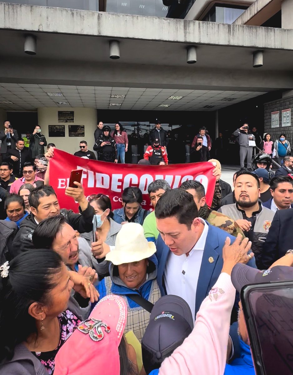 czamoramatute's tweet photo. 🚨 Abandonamos sesión en @centrosurec para la asignación del nuevo presidente ejecutivo.

🤝 Con @AzuayPrefectura, interpondremos Acción de Protección por fideicomiso que privilegia pago a privados. 

¡Necesitamos que todos se sumen! Esto afecta a nuestras empresas eléctricas💡 https://t.co/6eenbmCsGw