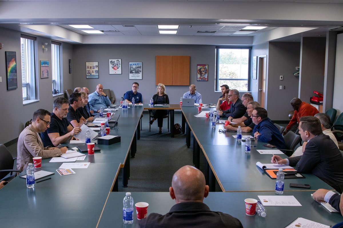 UniforTheUnion's tweet image. Unifor and @UAW leadership held a historic summit today in Windsor, Ontario to discuss strategic objectives, common issues, and areas of collaboration on Detroit Three bargaining. #AutoTalks2023 #Solidarity #canlab