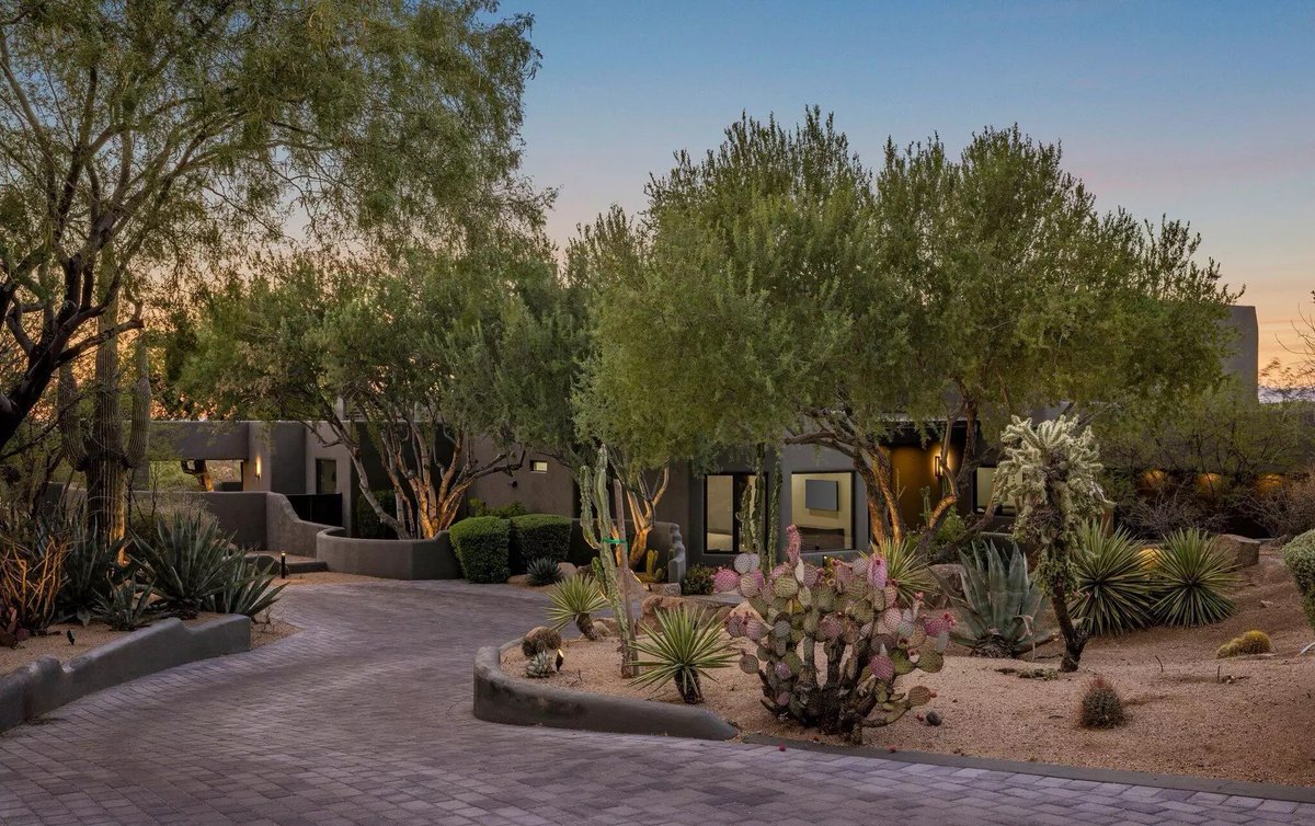 LuxuryAZRealtor's tweet photo. 🌅 #JustListed: Nestled within the prestigious Desert Highlands, a community lauded by Forbes as one of the Top 20 most exclusive golf and country clubs in the U.S., lies a home that embodies modernity, casual elegance, and Southwest integrity. https://t.co/i7RwZN7c7Y
