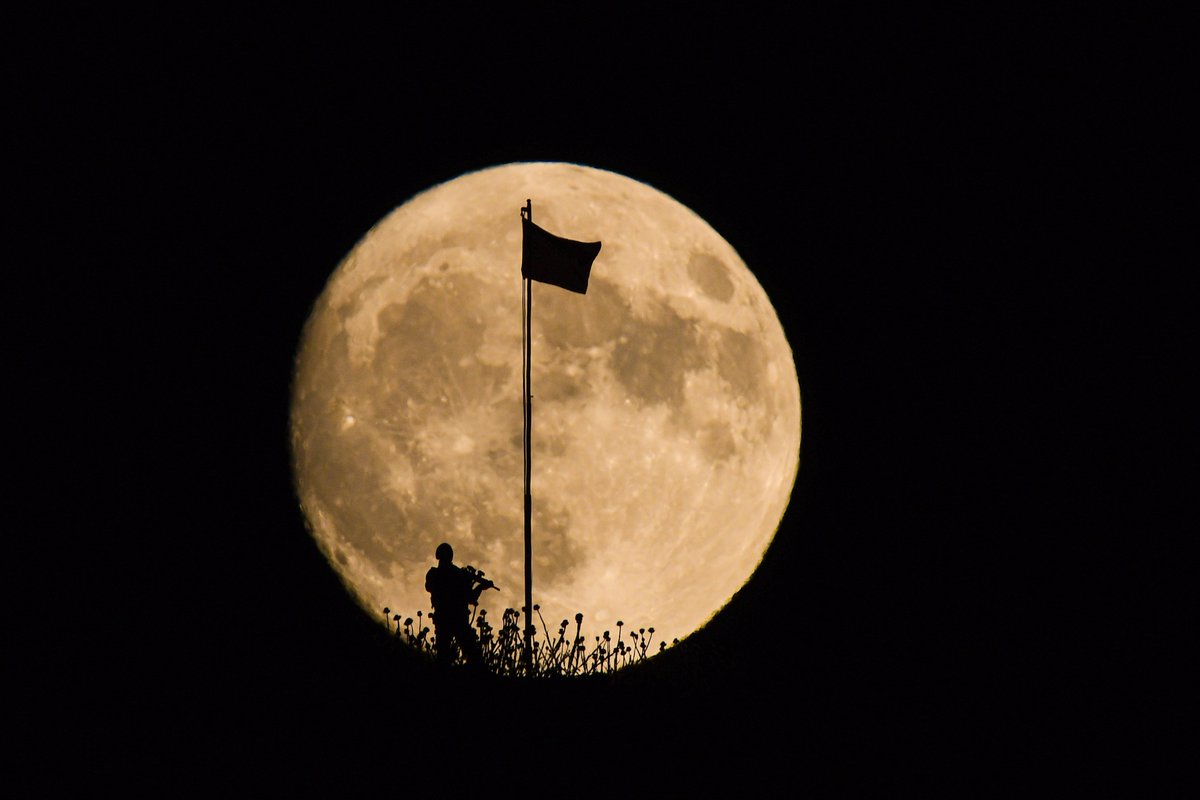 Muhteşem üçlü... 

🇹🇷 Asil Bayrağımız... 
👮 Kahraman Polisimiz... 
🌕 Süper Ay... 

📍Van