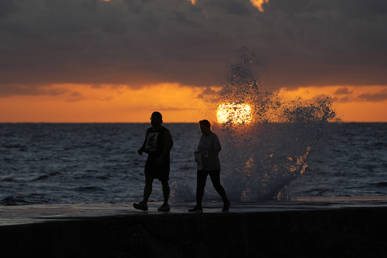 🌊 An ocean heat wave around Florida raises concerns about hurricanes, coral bleaching, & record heat on land. Warming, driven by El Nino & climate change, breaks records by 5 degrees! Scientists warn of cascading disasters & urge climate action. 🌎wbur.fm/3DrFZLL