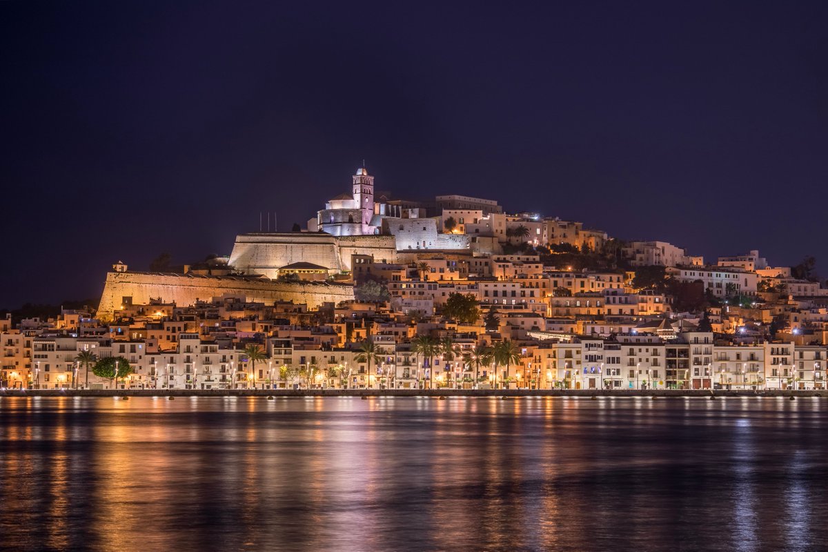 La magia de #Ibiza no termina con la puesta de sol. 🌅

🌙 Disfruta de la noche mediterránea en una de las islas más cosmopolitas: paseos por la playa, música en vivo, artesanía en los mercadillos hippies... Un sinfín de posibilidades. 👏🏻