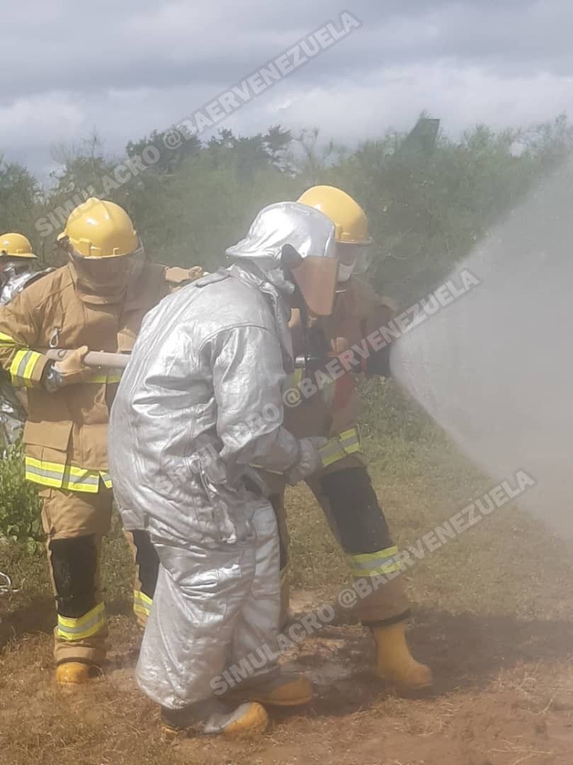 mintransporteve's tweet photo. La actividad les permitió a los funcionarios actualizar sus conocimientos sobre los diferentes procesos, que velan por el resguardo de los usuarios y las operaciones aéreas. Conocimiento avalado con la entrega de certificados, por parte de @IuacVenezuela #SúperBigoteEnAcción https://t.co/Q6LzEXty89