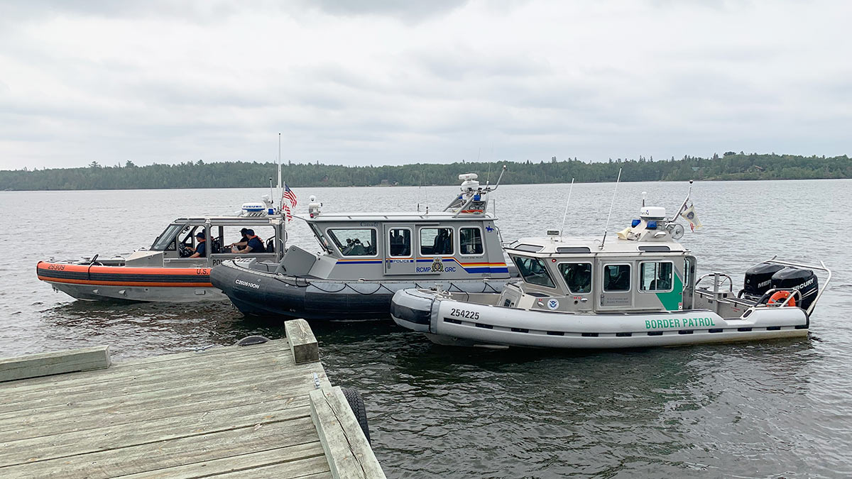 RCMP & Grand Forks US Border Patrol (@USBPChiefGFN) want to remind boaters how to lawfully check in. Boaters entering Canada should consult @CanBorder website for requirements: cbsa-asfc.gc.ca/travel-voyage/… US-bound boaters can use local kiosks or CBP ROAM app. #KeepYourBorderInOrder