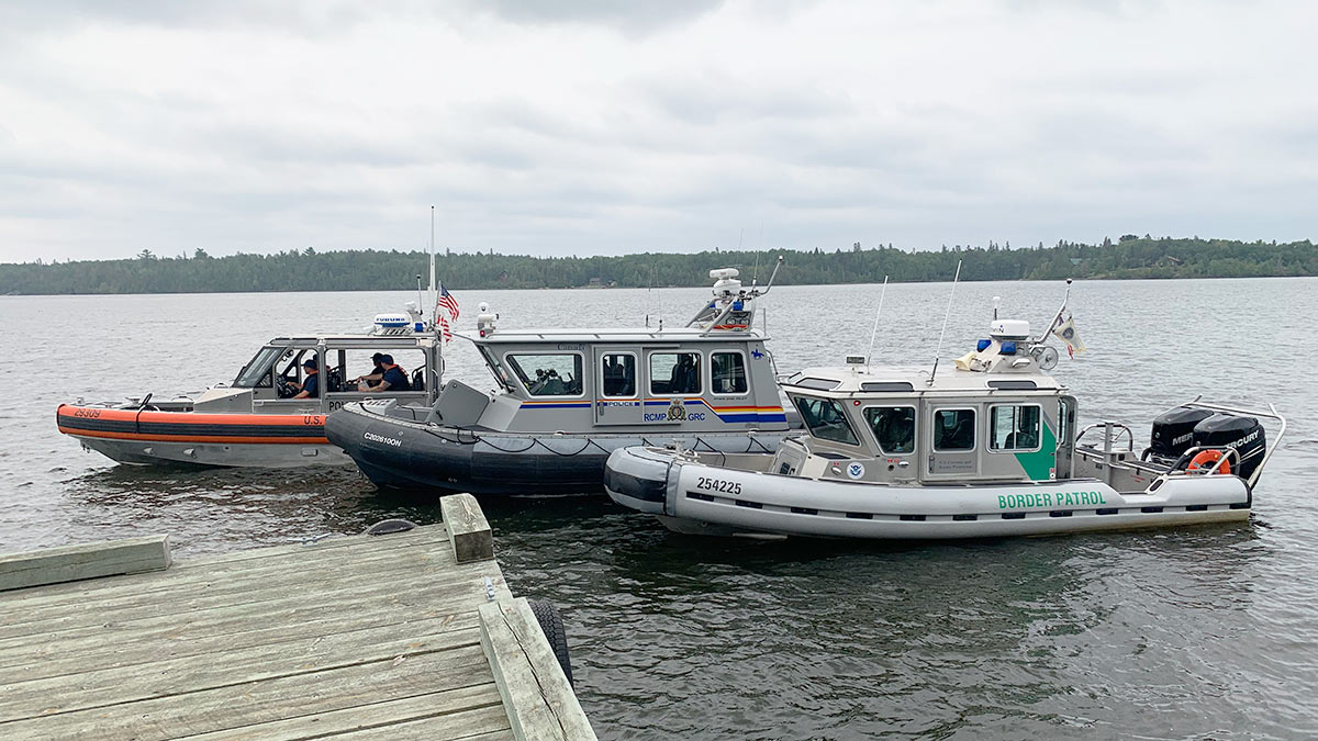 RCMPONT's tweet photo. RCMP & Grand Forks US Border Patrol (@USBPChiefGFN) want to remind boaters how to lawfully check in. Boaters entering Canada should consult @CanBorder website for requirements: https://t.co/LcXCuBWEsN US-bound boaters can use local kiosks or CBP ROAM app. #KeepYourBorderInOrder https://t.co/BADeu9dE0A