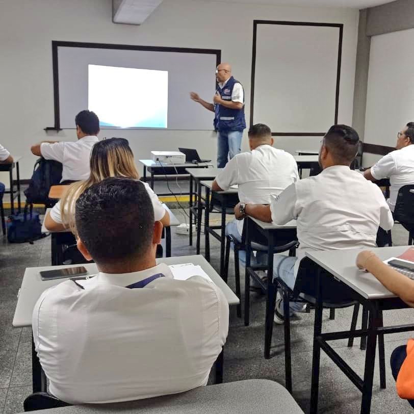 inac_ve's tweet photo. El @IuacVenezuela continúa formando profesionales aeronáuticos, hoy da inicio el curso de Mercancías Peligrosas, dirigido a los funcionarios de la OMA #SAR región central. La intención es nutrir a nuestros funcionarios de mayores conocimientos para lograr mejores resultados. https://t.co/e8wGHJyQNP