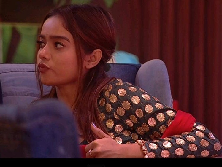 shivani5614's tweet photo. @devil_nahyan why uncle target manisha unnecessary he is only #ManishaRani is care elvish in bigg boss
but buddha busy flirting pooja bhatt and called jiya sankar is pyari betii jaisi 😡😡😡😡 jisnay soap water diya what a diplomacy uncle
#StopDefamingManisha
Feeling sad for #ManishaRani https://t.co/bvj7sYbcUk