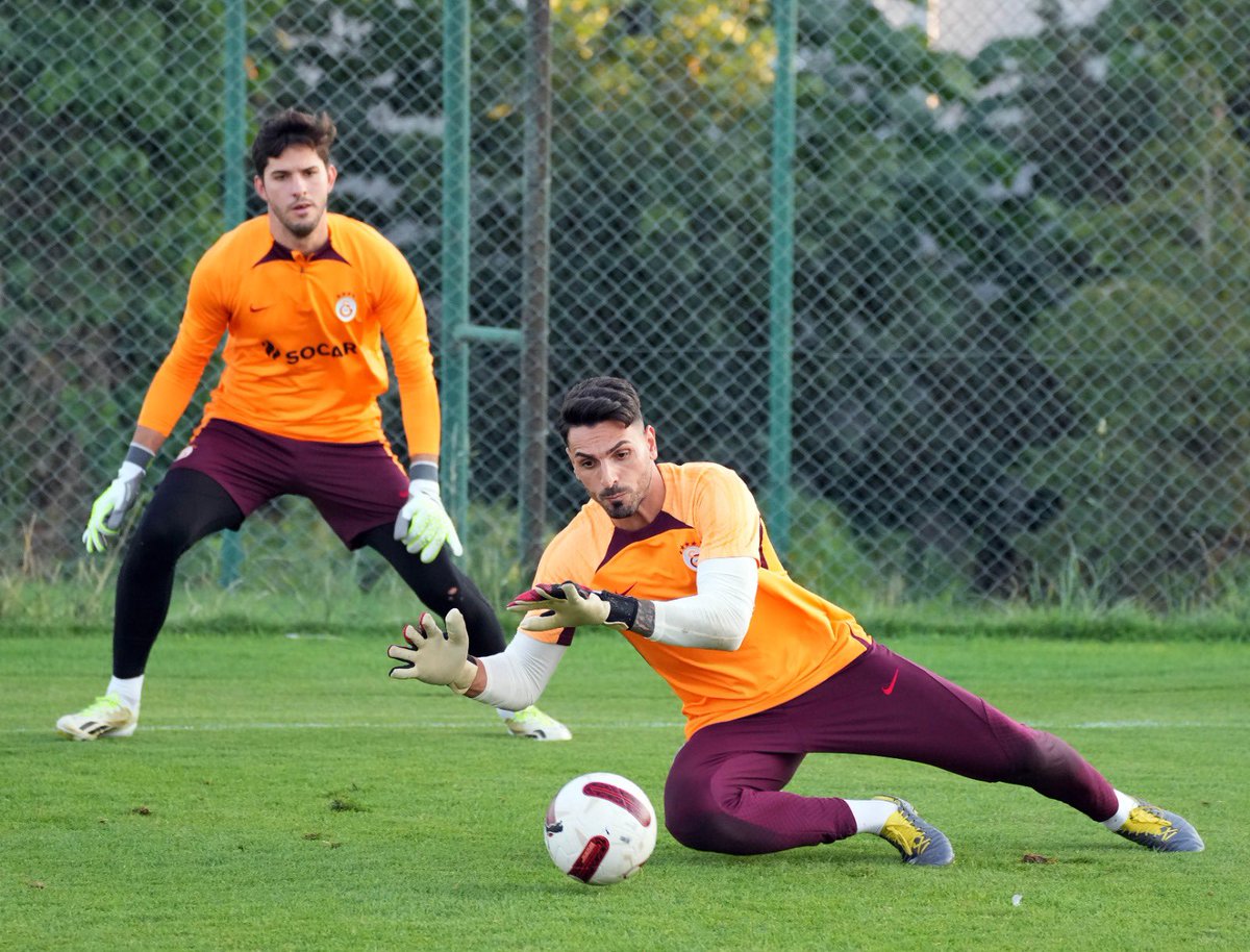 GalatasaraySK's tweet photo. 📸 Yeni transferimiz Günay Güvenç, takımımızla birlikte ilk antrenmanına çıktı! 🧤 https://t.co/cosViXcPfg