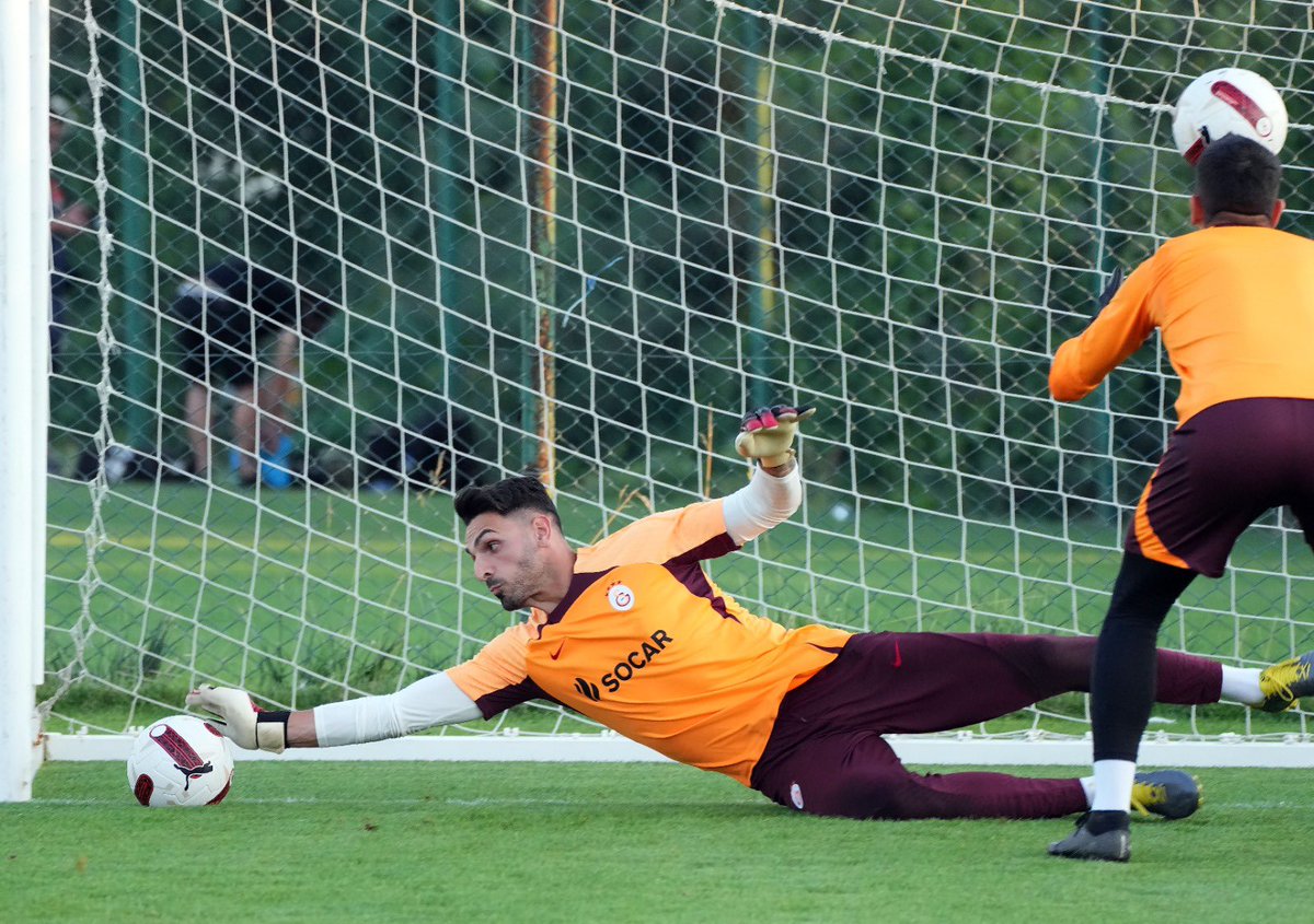 GalatasaraySK's tweet photo. 📸 Yeni transferimiz Günay Güvenç, takımımızla birlikte ilk antrenmanına çıktı! 🧤 https://t.co/cosViXcPfg