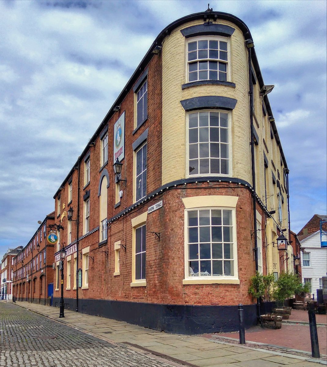 The Minerva Pub on the Pier. Hull Old Town.

#hull #yorkshire #travel #architecture #mustbehull #pub #yorkshireday