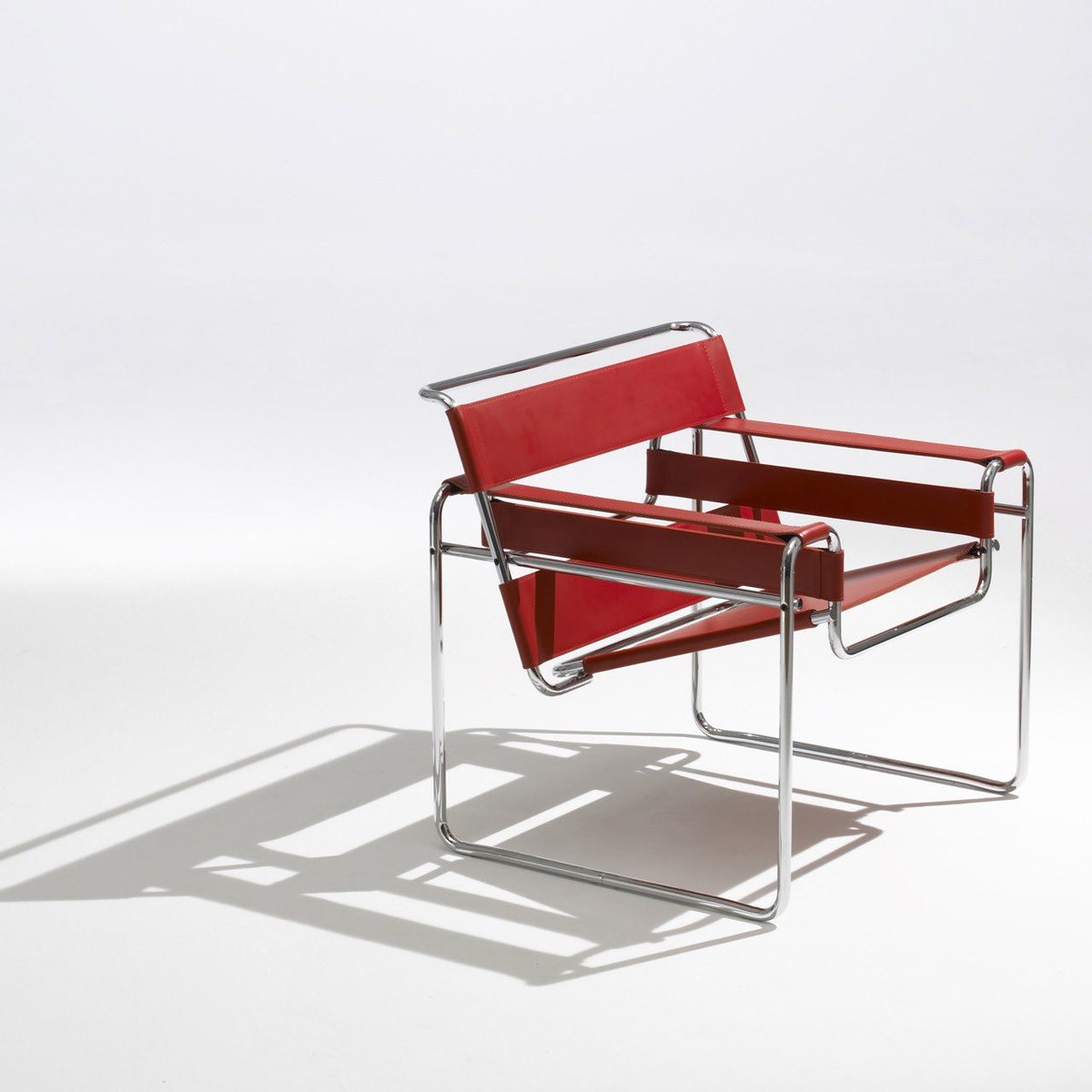 BauhausMovement's tweet image. The Model B3, better known as the Wassily #Chair by Marcel Breuer, is one of the most famous pieces of furniture connected to the #Bauhaus. bit.ly/2XfO14d