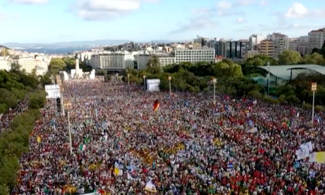 jmj_pt's tweet photo. Peregrinos tomam a Colina do Encontro, neste primeiro grande momento da Jornada.  🙌🏻

#Lisboa2023 🇵🇹 #colinadoencontro https://t.co/iBULXN7reh