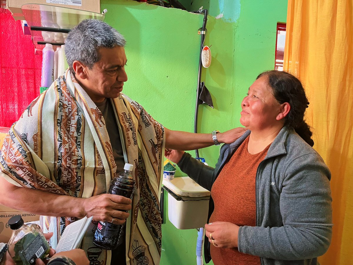 jesusescobarnqn's tweet photo. DÍA DE LA PACHAMAMA 💙 Arrancamos agosto en Villa Lugano, recibiendo ofrendas, bendiciones y mucho cariño de parte de las vecinas y los vecinos 🌿 gracias por la caña con ruda!! https://t.co/HCeigXHj38