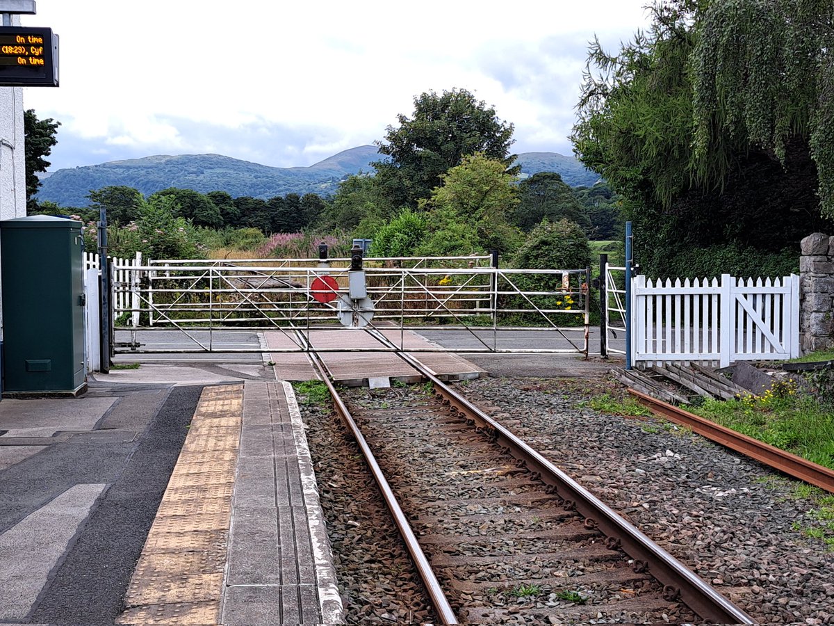 ConwyCaterEng's tweet photo. Mountaineer on the #conwyvalleyline @talycafn station crossing.
@DerekTheWeather @DPConwyNews @northwalesmag @WelshHighRly @vikiexplores @allthestations @MrTimDunn https://t.co/TLss96Atcv