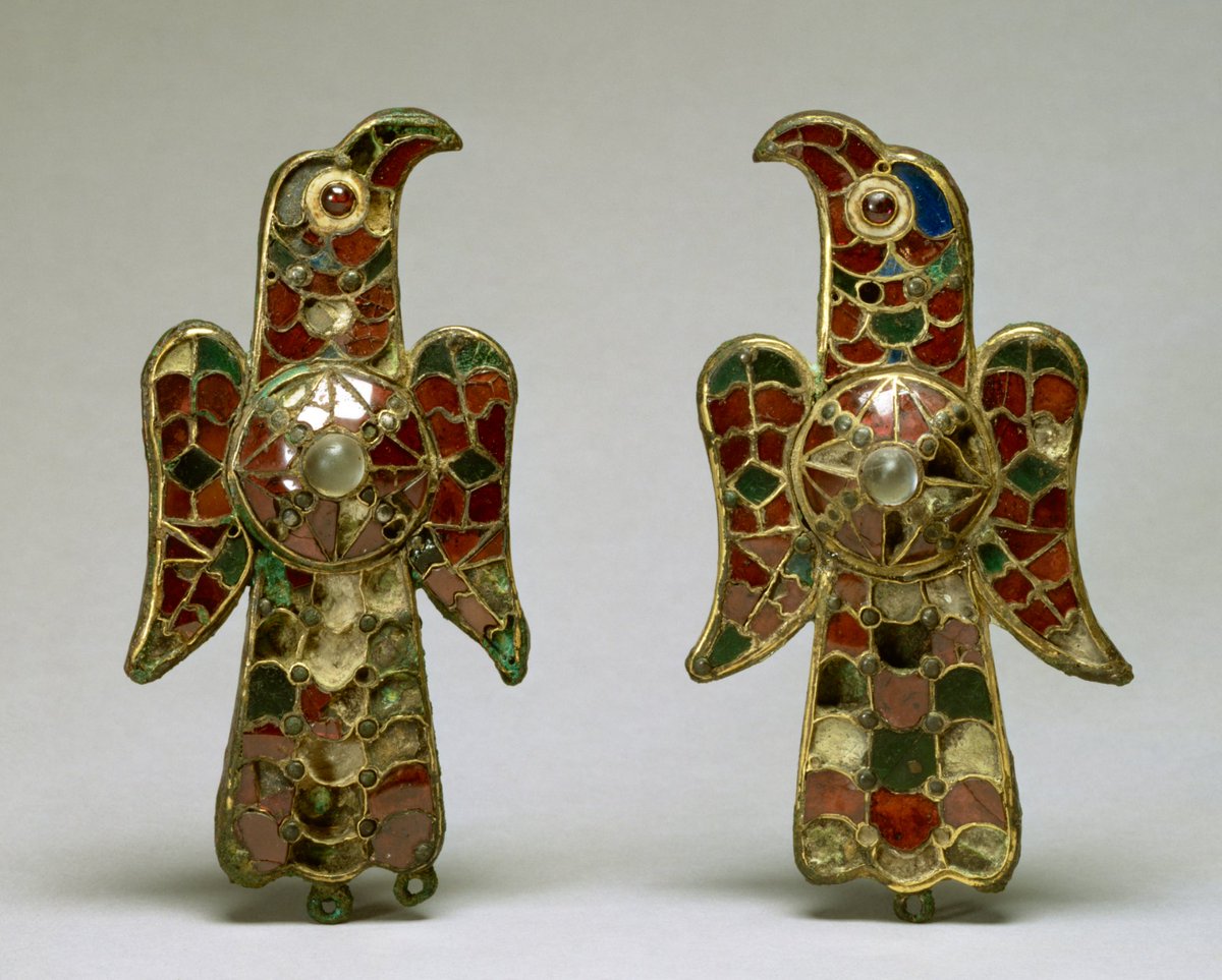Fabulous pair of Visigothic eagle brooches from Tierra de Barros, Badajoz, Spain. 6th century AD. Gold on bronze inlaid with garnets, amethysts, and glass.

Head-turning statement pieces worn on each shoulder 🤩

📷 Walters Art Museum art.thewalters.org/detail/16373/e…

#Archaeology