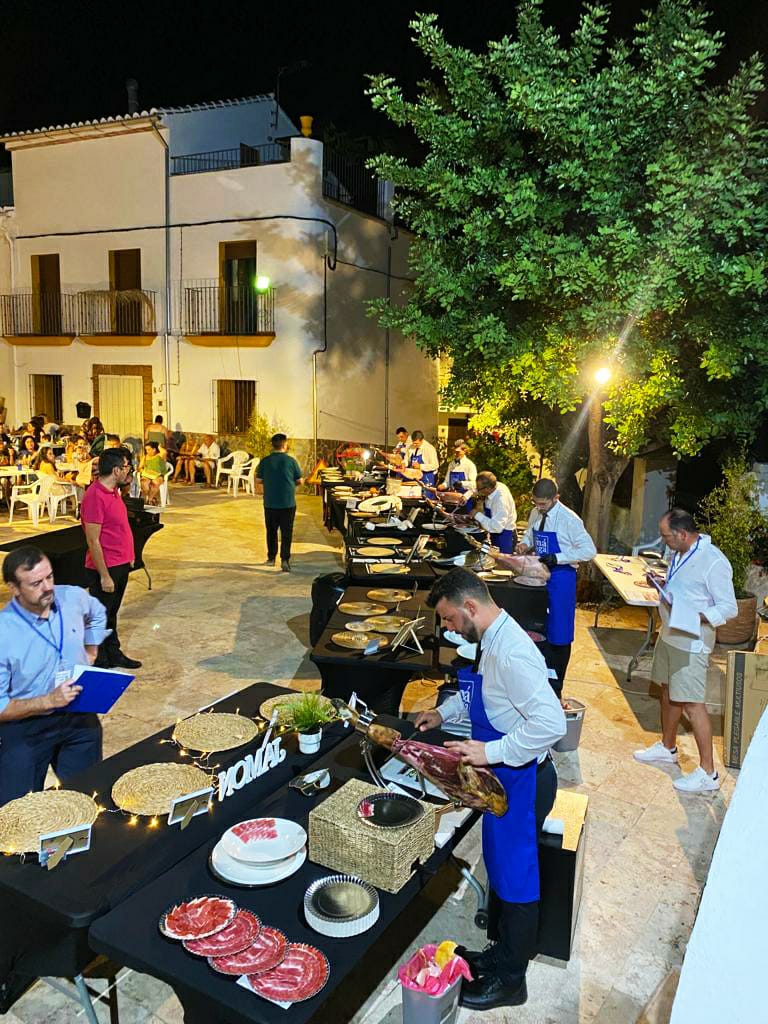 AltoGenal's tweet photo. #ALPANDEIRE CELEBRÓ SU I #CONCURSO NACIONAL DE #CORTADORES DE #JAMÓN
@saboramalaga #ValledelGenal #SerraniadeRonda https://t.co/Fu0c1k28Oq