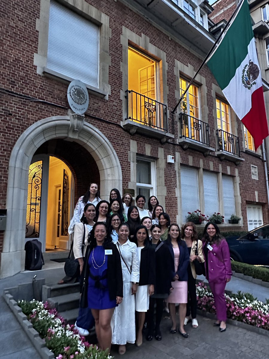 Esta semana en 📻#VocesMexicanas desde #Europa en 🇧🇪 recoge testimonios #1CMMMeuropa <a href="/CeciliaVillas/">Cecilia Villaseñor</a> <a href="/ruthsofhia/">Ruth S. Contreras E.</a> <a href="/valazraki/">@valealazraki</a> poderosas mujeres.Sintoniza #Universo949 martes 1 agosto a las 18:30 horas 🇲🇽, 2:30 horas 🇩🇪 viernes 2:00 horas 🇲🇽, 10:00 horas 🇩🇪 goo.su/XsOusF