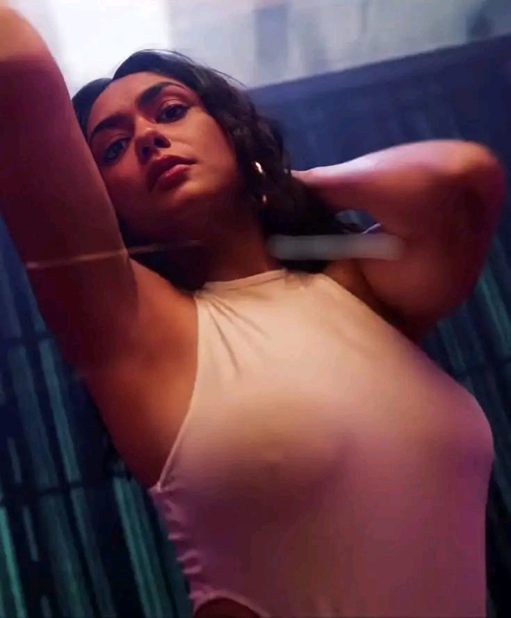 F2dy2fEaIAApyMi?format=jpg&name=900x900